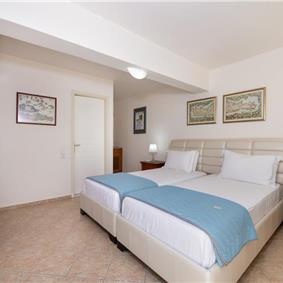 4 bedroom villa with pool close to beach on Akrotiri peninsula, sleeps 8